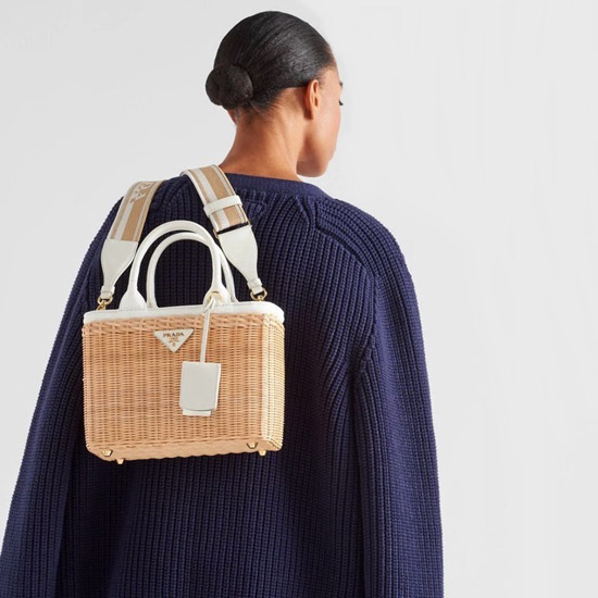 프라다 미디움 위커 앤 리넨 블렌드 토트백 탄 화이트 1BG835 - Prada Medium Wicker And Linen Blend Tote Bag Tan White