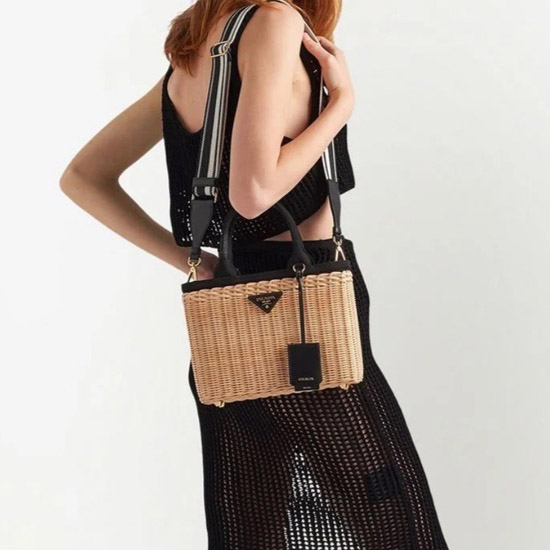 프라다 미디움 위커 앤 리넨 블렌드 토트백 탄 1BG835 - Prada Medium Wicker And Linen Blend Tote Bag Tan